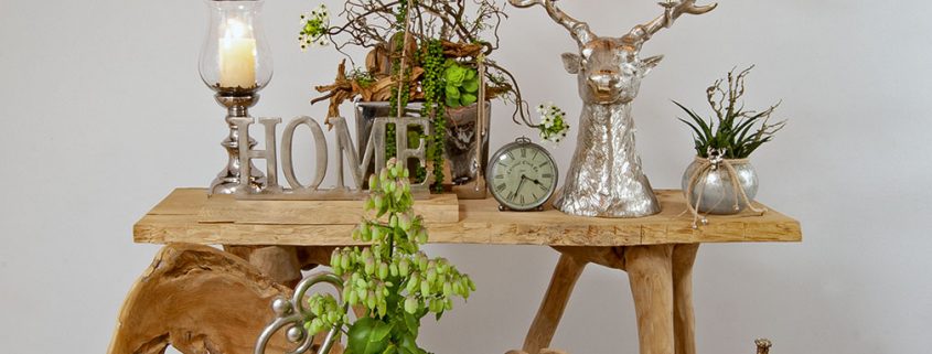 Weihnachtsdeko auf Holztisch mit Hirsch aus Silber